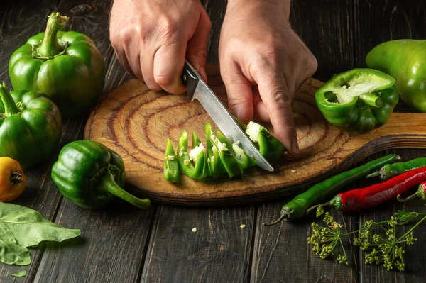 Krojenie Zielonej Świeżej Papryki Desce Tnącej Przez Ręce Szefa Kuchni — Zdjęcie stockowe