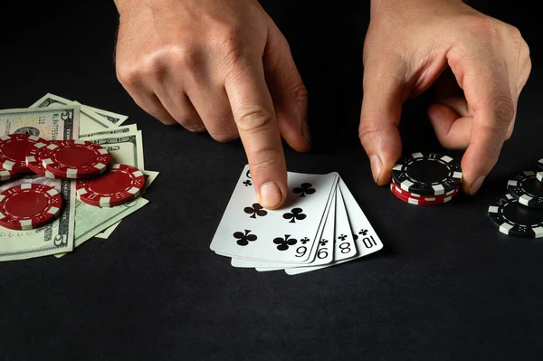 Gracz Wskazuje Palcem Zwycięską Kombinację Strita Pokera Czarnym Stole Żetonami — Zdjęcie stockowe