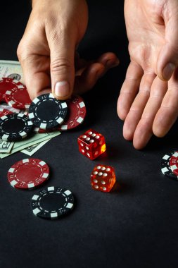 Oyuncu bir zar oyununa bahis oynar ya da poker kulübündeki bir masaya zar atar. Kumarhanede şans ya da servet..