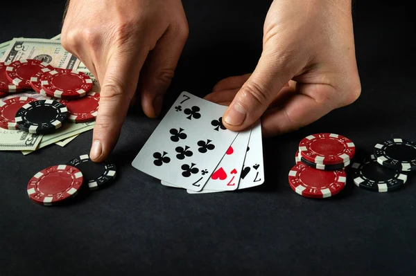 Игрок Делает Ставку Выигрышную Комбинацию Трех Видов Сета Игре Покер — стоковое фото