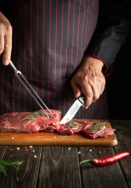 Profesyonel şef kızartma ya da ızgara için çiğ et hazırlar. Otel ya da restoran için yemek tarifi. Mutfakta çalışma ortamı