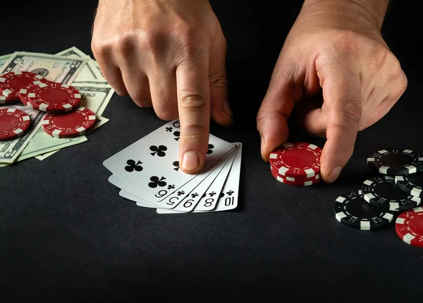 Gracz Wskazuje Palcem Zwycięską Kombinację Strita Pokera Czarnym Stole Żetonami — Zdjęcie stockowe