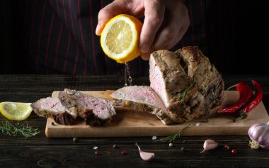 Şefe bir tutam limon. Lezzet ve aroma eklemek için kızarmış sığır eti. Siyah arkaplanda reklam ya da reçete için boşluk