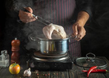 Profesyonel şef sebzeli tavuk budu pişiriyor. Restoran ya da otel için lezzetli bir çorba tarifi.