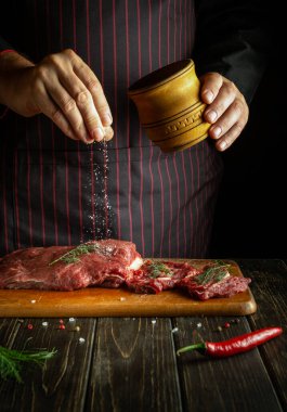 Pişirmeden ya da ızgara yapmadan önce pişirilmiş taze et tuzu. Restoranın ya da otelin mutfağında çalışma ortamı