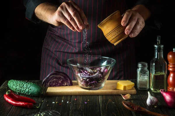 Cozinheiro Adiciona Sal Uma Salada Repolho Vermelho Cozinhar Delicioso Prato — Fotografia de Stock