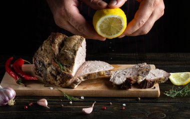 Aşçı ızgarada doğranmış ete taze sıkılmış limon suyu ekler. Koyu arkaplanda reklam veya reçete yeri