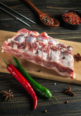 Baharat ve acı biberle mutfak tahtasının üzerinde çiğ et. Otel ya da restoran için lezzetli yemek ya da ızgara yapmak