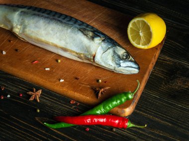 Baharat, biber ve limonla pişirmeden önce mutfakta tuzlanmış uskumru ya da Scomber balığı.