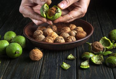 Şef mutfak masasındaki fındıkları yemek yaparken kullanmak için temizler. Bir aşçının fıstıkla yakın çekimi..