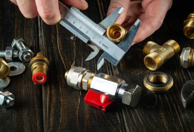 Usta bir tesisatçının elinde kalibreli bir aletin çapını ölçmek. Boşluğu kopyala