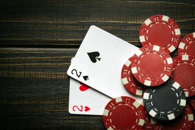 Poker kulübünde siyah bir masanın üzerinde kazanan bir çift cips ve cips kombinasyonuyla kağıt oynamak. Reklam için boşluk kopyala