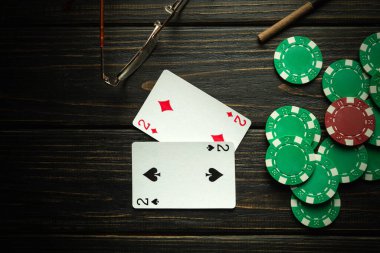 Poker kulübünde siyah bir masanın üzerinde kazanan bir çift cips ve cips kombinasyonuyla kağıt oynamak. Reklam için boşluk kopyala