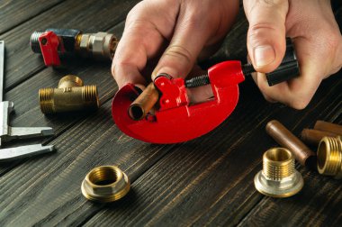 Atölyedeki gaz teçhizatının onarımı veya montajı sırasında....