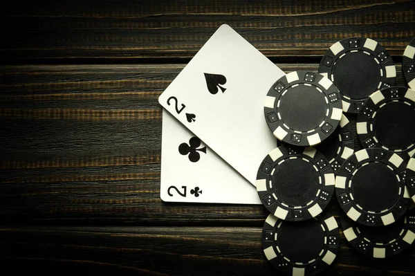 Игра Покер Выигрышной Комбинацией Одной Пары Карты Фишками Черном Винтажном — стоковое фото