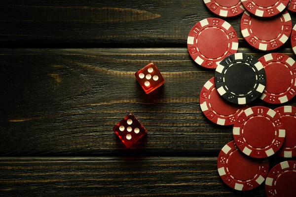 Poker Dobbelstenen Een Zwarte Vintage Tafel Chips Van Winst Vrije Stockfoto