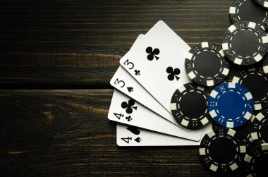 Poker kulübündeki antika siyah bir masada iki çift kazanan kombinasyonla kağıt oynamak. Sporda kazanmak şansa bağlıdır.