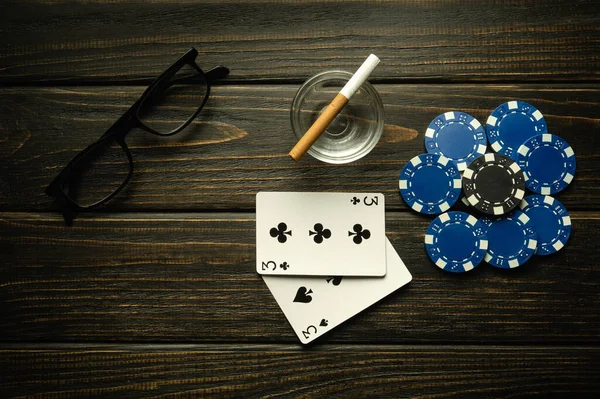 Bir Çiftin Kazanan Kombinasyonuyla Poker Oynamak Poker Kulübündeki Siyah Bir — Stok fotoğraf