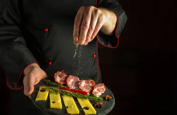 Chef Profesional Espolvorea Sal Sobre Filete Rebanado Con Jamón Queso — Foto de Stock