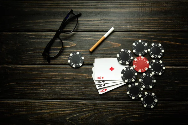 Игра Покер Выигрышной Комбинацией Четырех Четырех Карты Чипсами Стаканами Сигаретой — стоковое фото