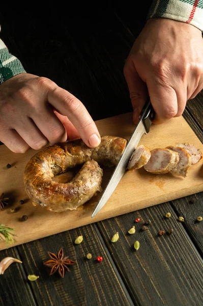 Vaření Ruce Nožem Řez Grilované Telecí Klobásy Řezání Kuchyňské Desky — Stock fotografie