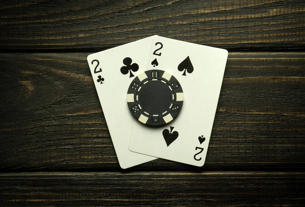 1つのペアの組み合わせでポーカーゲーム ポーカークラブで黒のヴィンテージテーブルのチップやカード 無料広告スペース — ストック写真