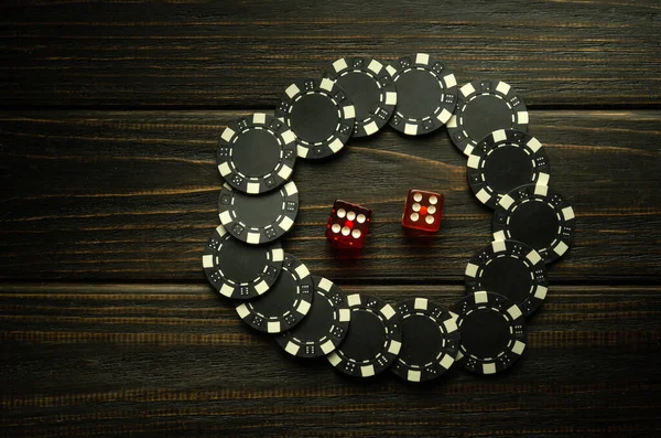 Играть Кости Покер Черном Винтажном Столе Чипсы Кости Счастливой Победы — стоковое фото