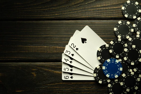 Играть Покер Выигрышной Комбинацией Стрит Флеш Карты Чипсами Черном Винтажном — стоковое фото