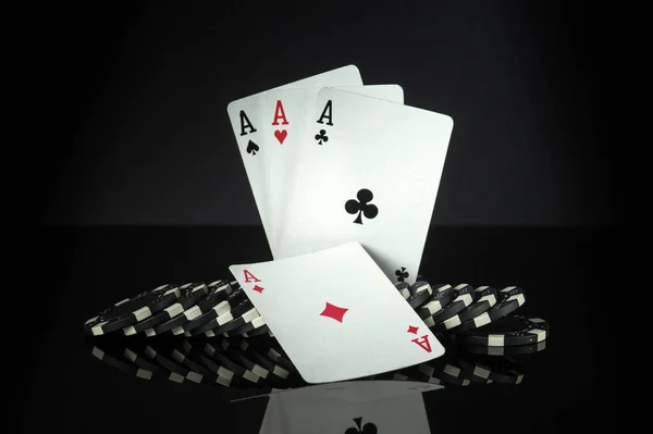 Hrací Karty Pokeru Čtyřmi Druhy Nebo Čtyřkolky Kombinace Čipy Karty — Stock fotografie