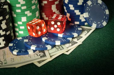 Bir kulüpte poker masasında kumar ve cips yığını. Başarılı bir kombinasyon oyunda zengin bir galibiyet getirdi..