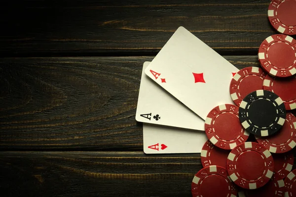 Hazardní Poker Třemi Druhy Výherní Kombinace Karty Žetony Černém Stole — Stock fotografie