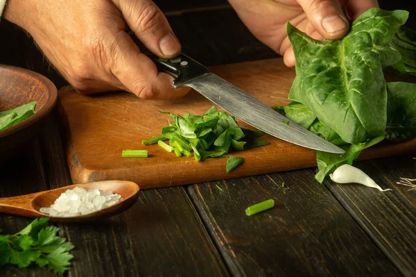 Primer Plano Las Manos Masculinas Preparando Ensalada Con Verduras Frescas — Foto de Stock