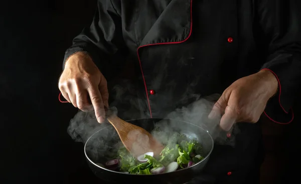 Een Professionele Chef Bereidt Groenten Een Koekenpan Het Concept Van Stockafbeelding