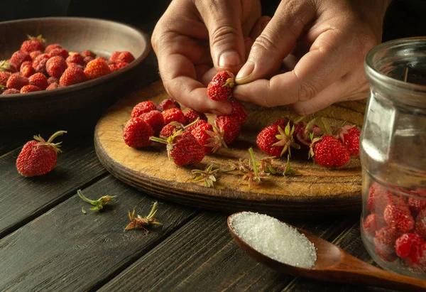 Chef Prepara Una Dolce Composta Fragole Fresche Zucchero Sul Tavolo — Foto Stock