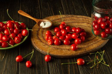 Mutfak tahtasındaki kirazlar. Pişirmeden ya da konservelemeden önce tatlı kiraz. Meyve suyu hazırlamak ya da tatlı böğürtlenlerden sıkmak.