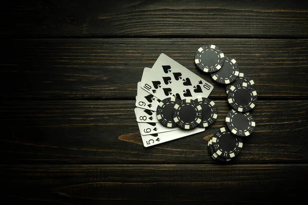 Играть Покер Выигрышной Комбинацией Стрит Флеш Карты Фишками Черном Винтажном — стоковое фото