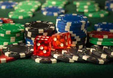 Kulüpteki poker masasında zar oyunu. Başarılı bir zar kombinasyonu bir sürü kazanan fiş getirdi.