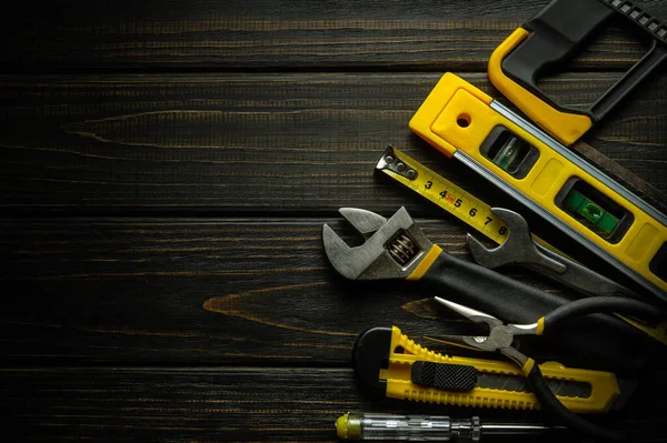 Ein Set Professioneller Werkzeuge Für Einen Baumeister Auf Einem Schwarzen — Stockfoto