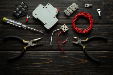 Yedek parça ve araç gereçler, elektrikçiler için kablolar, vintage bir masa üzerindeki onarım veya montajdan önce hazırlanır..