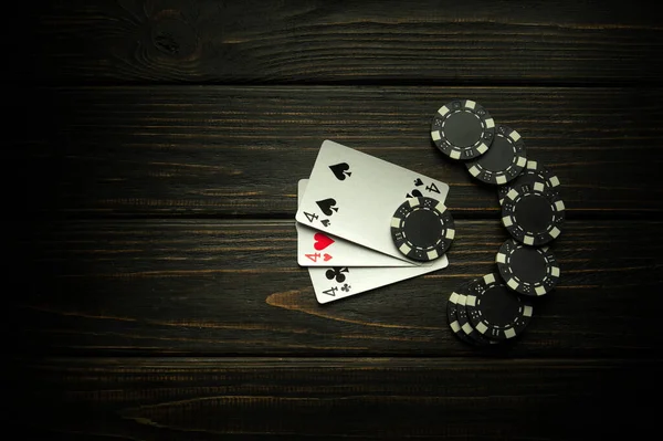 Игра Покер Тремя Набором Комбинаций Чипсы Карты Черном Винтажном Столе — стоковое фото