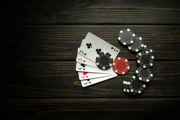 도박을 사람은 채우거나 채우는 방법으로 포커를 클럽에서 빈티지 테이블에 감자칩이 — 스톡 사진