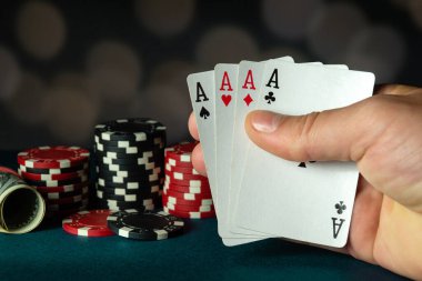 Oyuncuların elinde dörtlü ya da dörtlü kombinasyon olan poker kartları. Poker kulübünde kazanma kombinasyonu. Poker oyununda şans kavramı.