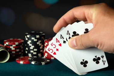 Poker kartları dolu bir ev ya da oyuncu elinde tam bir tekne kombinasyonu. Poker kulübünde kazanma kombinasyonu. Poker oyununda servet kavramı
