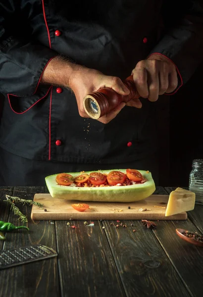 Kocken Lägger Peppar Till Zucchini Köksbordet Begreppet Läckra Nationella Fyllda — Stockfoto