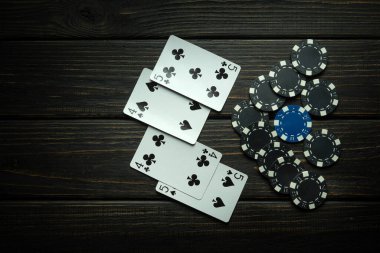 İki çiftli popüler bir poker oyunu. Poker kulübündeki siyah bir masada fişler ve kartlar. Reklam için boş alan.