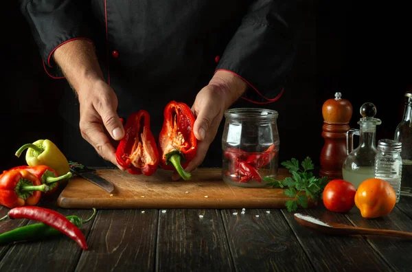 Повар Готовит Свежие Овощи Кухне Повар Держит Руках Порезанный Перец — стоковое фото