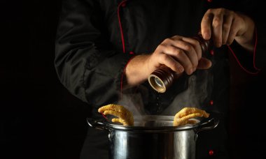 Pişirilmiş tavuk bacağına, aşçının elleriyle kuru biber ekliyorum. Restoran ya da otel mutfağında garnitür ya da zengin çorba hazırlama kavramı..