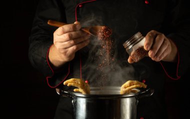 Şef kaynayan tavuk bacağına aromatik baharat ya da kırmızı biber ekliyor. Restoranda ya da otel mutfağında lezzetli bir meze hazırlama fikri.