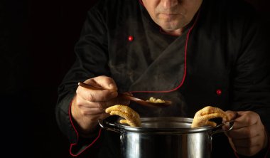 Aşçı bir tencerede makarna ve tavukla lezzetli bir çorba hazırlar. Restoranda ya da otel mutfağında lezzetli bir meze hazırlama fikri. Boşluğu kopyala