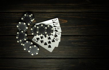 Kazanan floş kombinasyonlu ilginç ve heyecan verici bir poker oyunu. Poker kulübündeki karanlık bir masada fişleri olan kartlar..